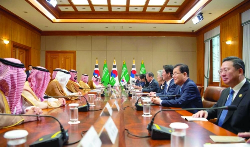 الأمير محمد بن سلمان ومون جاي إن خلال الاجتماع الموسع في القصر الأزرق الرئاسي اليوم (واس)