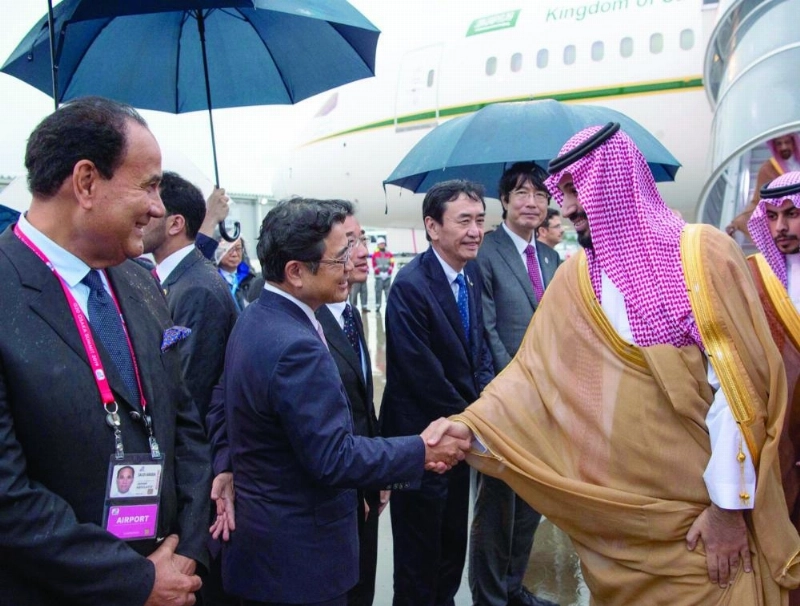 الأمير محمد بن سلمان لدى وصوله إلى مدينة أوساكا أمس (واس)