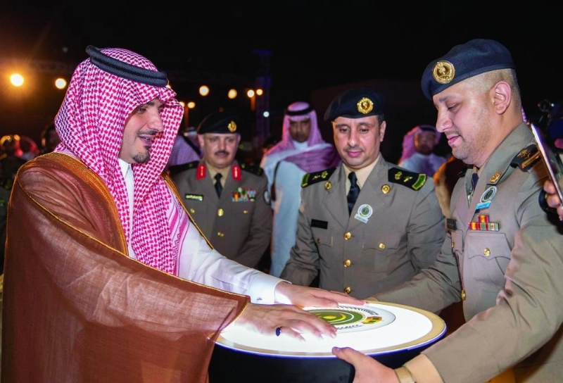 عبدالعزيز بن سعود خلال التدشين (واس)