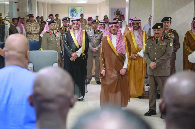 عبدالعزيز بن سعود خلال التدشين (واس)