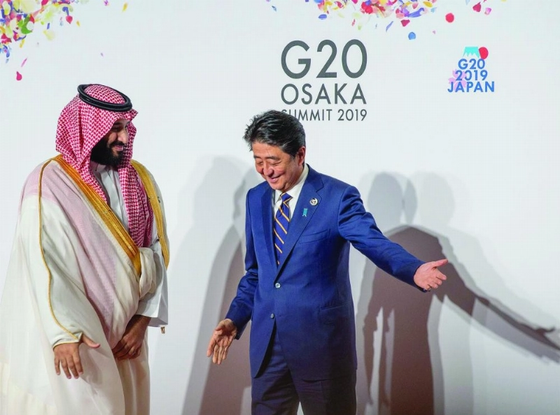 شينزو آبي مستقبلا الأمير محمد بن سلمان فور وصوله إلى مقر انعقاد القمة (واس)