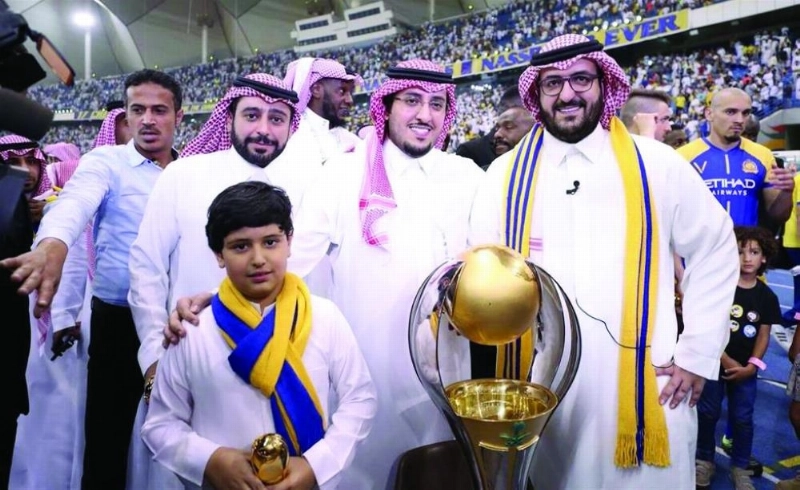 سعود السويلم محتفلا ببطولة الدوري (مكة)