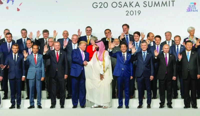 ولي العهد مصافحا دونالد ترمب قبل بدء أعمال القمة
