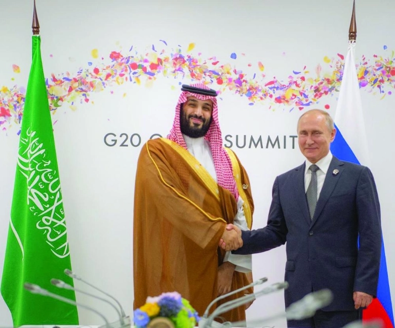 ولي العهد يصافح الرئيس الروسي