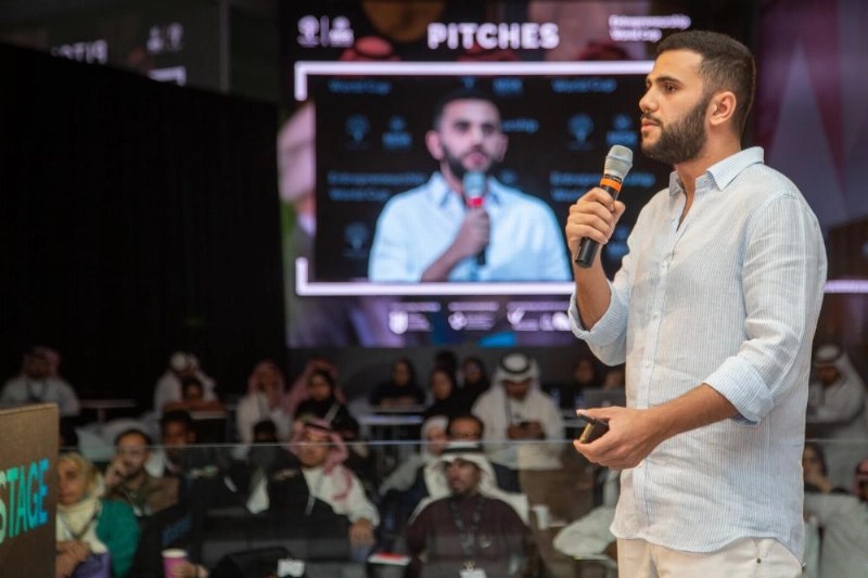 احد الشباب يعرض مشروعه