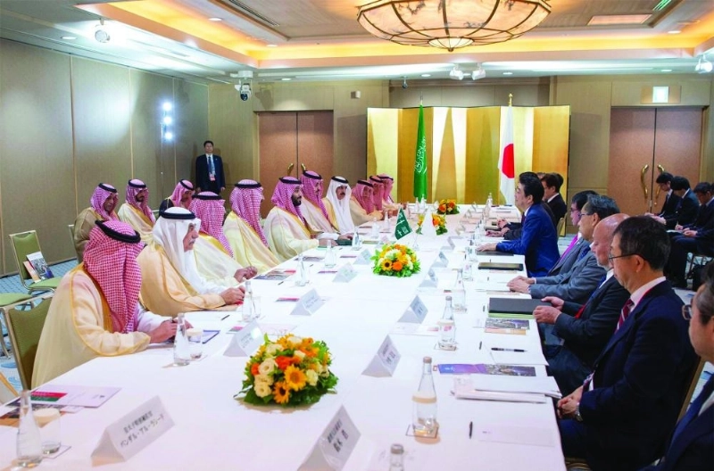 ولي العهد ورئيس وزراء اليابان خلال الاجتماع (واس)