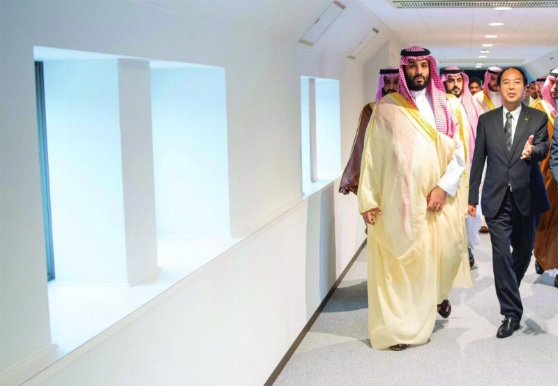 ولي العهد خلال جولة بالمتحف (واس)