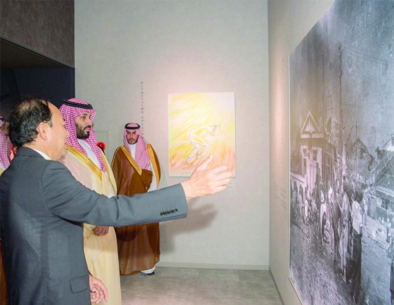 الأمير محمد بن سلمان خلال جولة بالمتحف (واس)