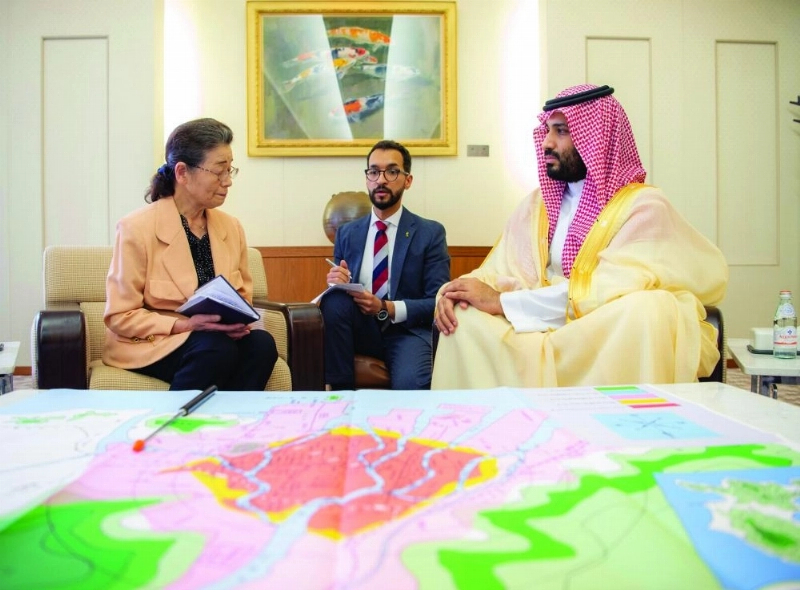 الأمير محمد بن سلمان يلتقي إحدى الناجيات (واس)