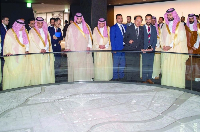 .. ويستمع لشرح عن المدينة