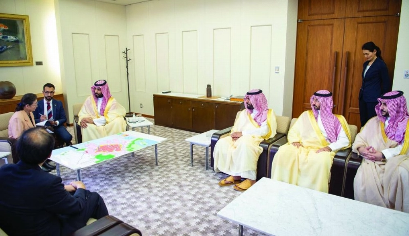 الأمير محمد بن سلمان يلتقي إحدى الناجيات (واس)