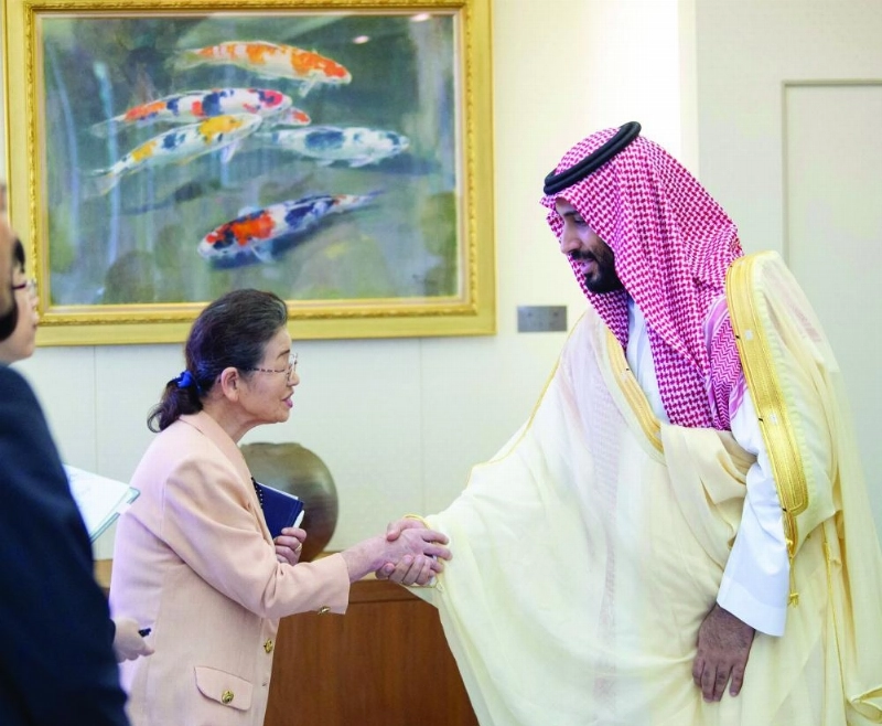 الأمير محمد بن سلمان يلتقي إحدى الناجيات (واس)