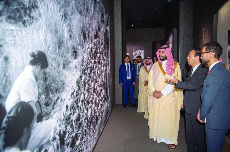 الأمير محمد بن سلمان يشاهد صورا عن آثار هيروشيما (واس)