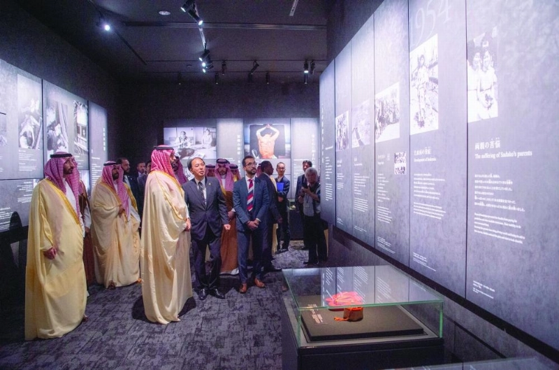 الأمير محمد بن سلمان خلال جولة بالمتحف (واس)