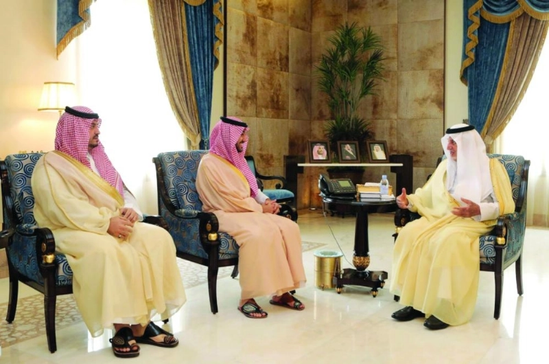 خالد الفيصل خلال استقباله عبدالعزيز بن تركي (واس)