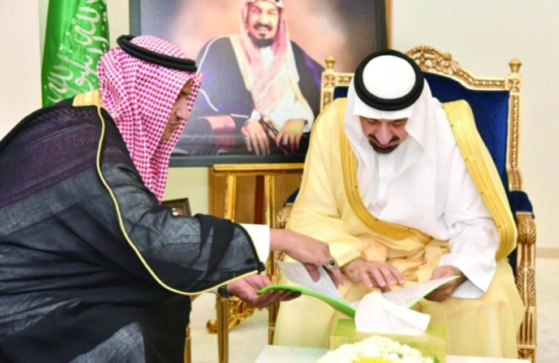 جلوي بن عبدالعزيز لدى لقاء مصلح آل مسلم (واس)