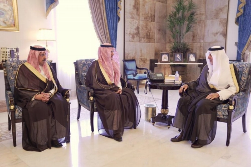خالد الفيصل خلال استقباله عبدالهادي المنصوري (مكة)