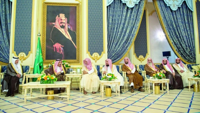 الملك سلمان لدى استقباله الأمراء والعلماء والمسؤولين والمواطنين (واس)