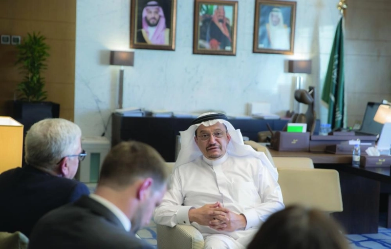 حمد آل الشيخ خلال لقائه جون أبي زيد (مكة)
