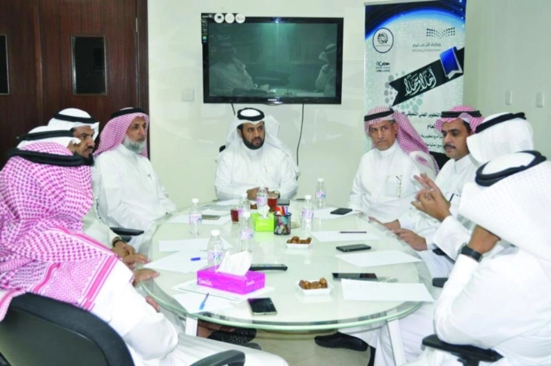 فهد الزهراني خلال اجتماعه باللجنة الإشرافية للبرنامج (مكة)