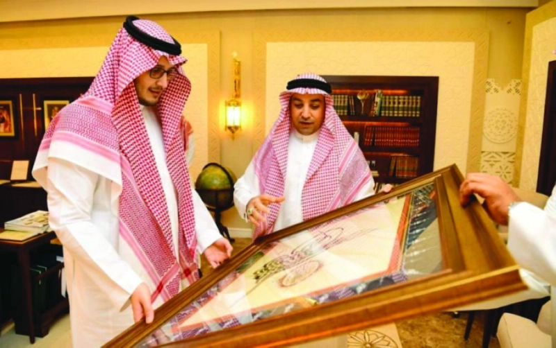 أحمد بن فهد لدى لقاء مسؤولي النادي (واس)