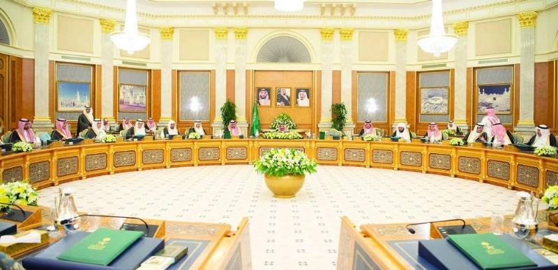 خادم الحرمين لدى ترؤسه جلسة مجلس الوزراء في قصر السلام بجدة أمس (واس)