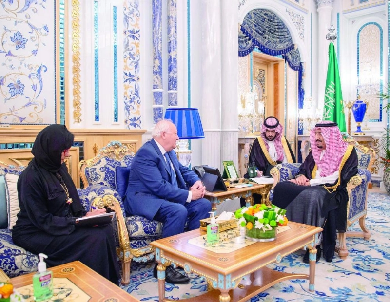 الملك سلمان خلال استقباله ميغيل موراتينوس (واس)