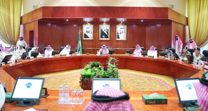 بدر بن سلطان خلال ترؤسه الاجتماع (واس)