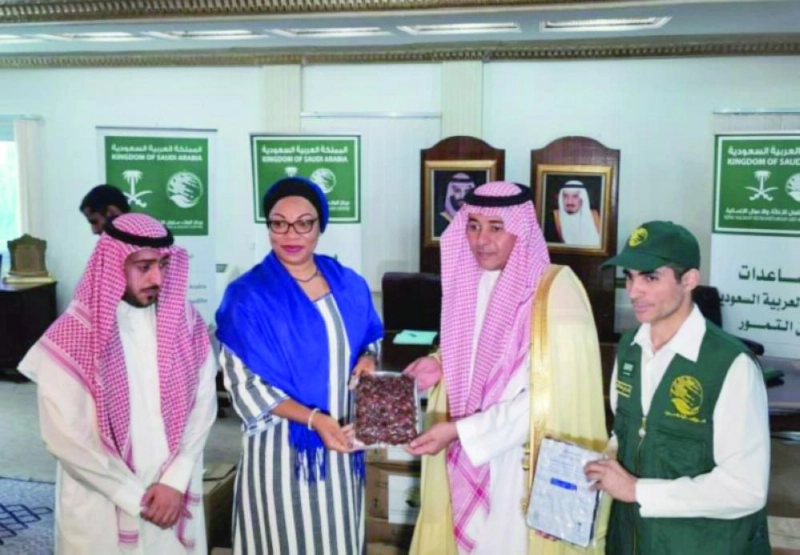تسليم الهدية لبوركينا فاسو بوجود وزيرة المرأة (واس)