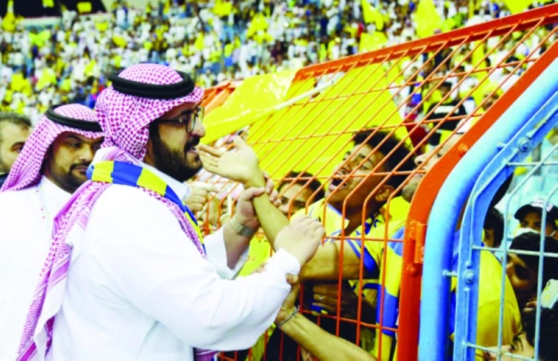 سعود السويلم مع جماهير النصر في إحدى مباريات الموسم الماضي (مكة)