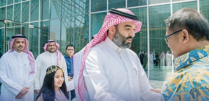 عبدالله السواحه مستقبلا نظيره الإندونيسي (وزارة الاتصالات)