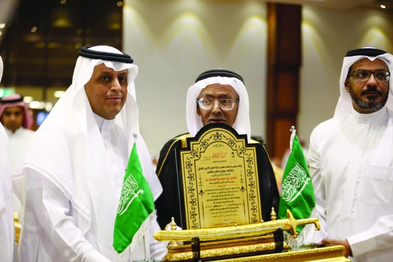 علي العبادي خلال التكريم من أدبي الطائف (مكة)
