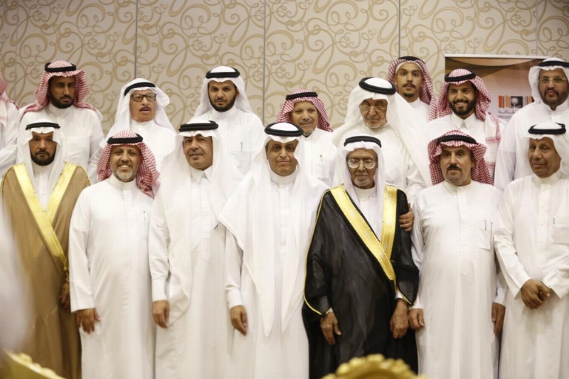 علي العبادي متوسطا عددا من المثقفين خلال تكريمه من أدبي الطائف (مكة)