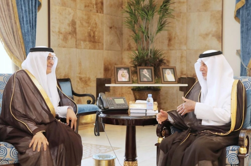 خالد الفيصل خلال استقباله محمد السديري (مكة)