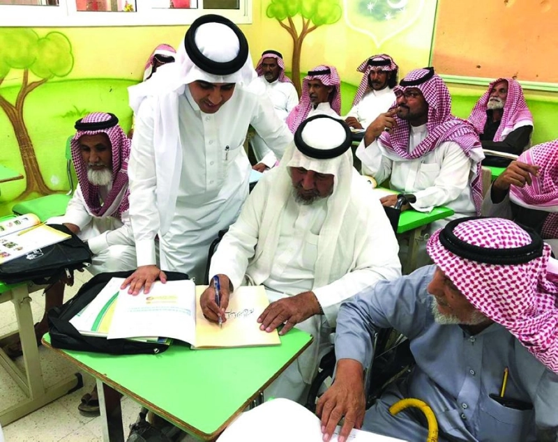 يحيى آل مفرح خلال زيارته للمراكز (مكة)