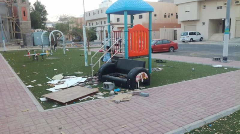 محتويات حديقة جرى العبث بها وتكسيرها