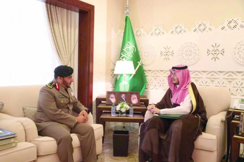 أحمد بن فهد خلال لقائه عبدالله النفجان (مكة)