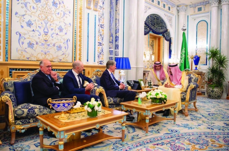 الملك سلمان خلال استقباله فيليب هاموند بقصرالسلام في جدة أمس (واس)