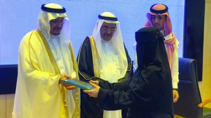 .. ولدى تكريمه الفائزات
