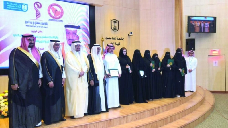 حمد آل الشيخ متوسطا الفائزين (مكة)