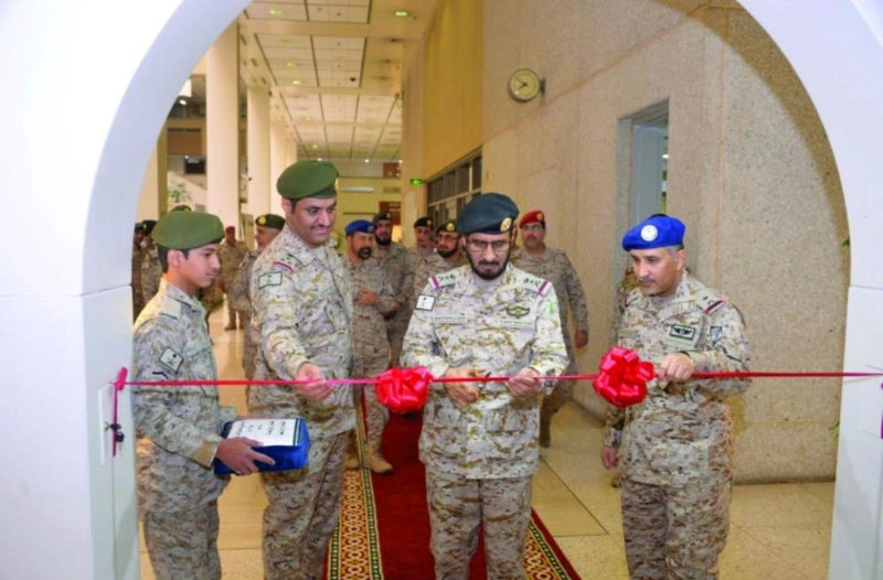 مطلق الأزيمع خلال تدشينه المعرض (واس)