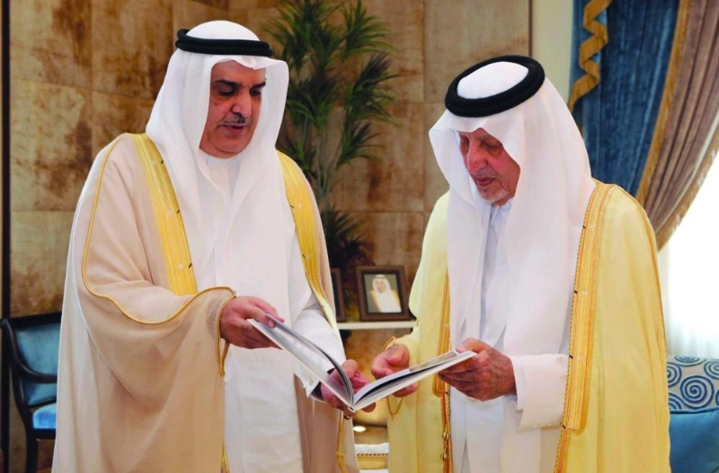 خالد الفيصل لدى تسلمه التقرير (واس)