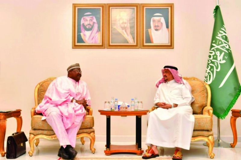 محمد بنتن خلال لقائه جبريل بوكاري (واس)