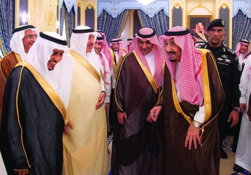الملك سلمان لدى استقباله وزير الإعلام ورؤساء الهيئات الإعلامية ومجالس إدارات وتحرير الصحف وهيئة الصحفيين والكتاب في قصر السلام بجدة أمس (واس)