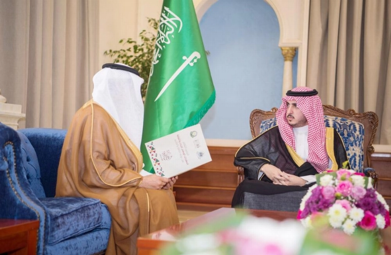 فيصل بن نواف خلال استقباله نواف الخالدي (واس)