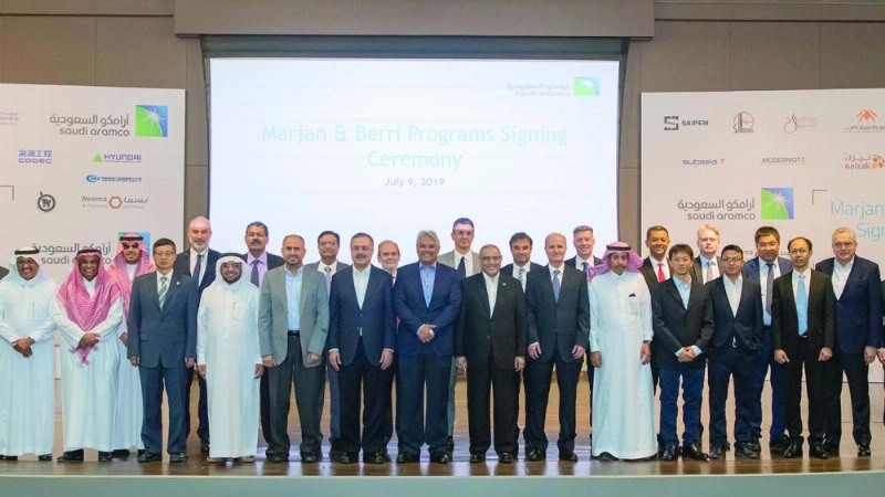 جماعية للمشاركين في توقيع العقود (أرامكو السعودية)
