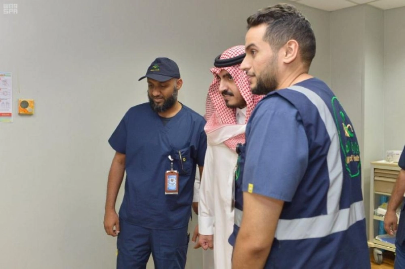 بدر بن سلطان يتفقد مجمع صالات الحج والعمرة بمطار الملك عبدالعزيز الدولي