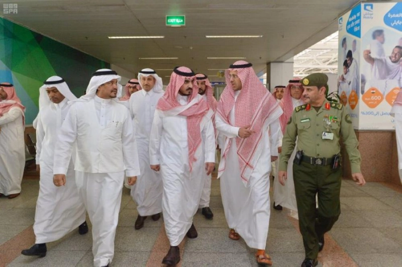 بدر بن سلطان يتفقد مجمع صالات الحج والعمرة بمطار الملك عبدالعزيز الدولي