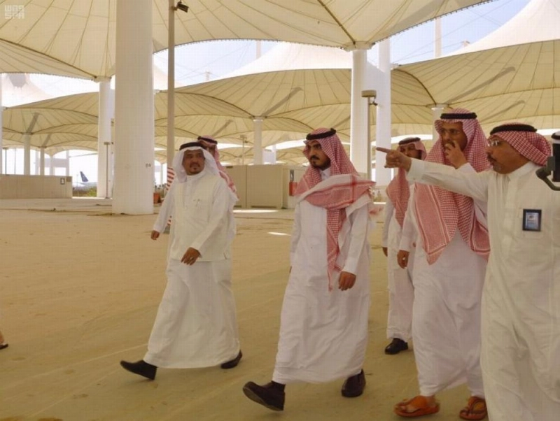 بدر بن سلطان يتفقد مجمع صالات الحج والعمرة بمطار الملك عبدالعزيز الدولي