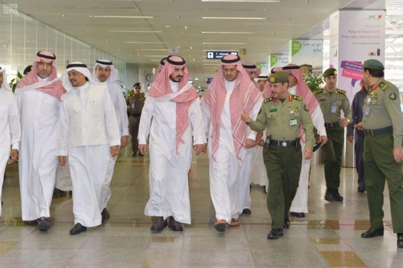 بدر بن سلطان يتفقد مجمع صالات الحج والعمرة بمطار الملك عبدالعزيز الدولي